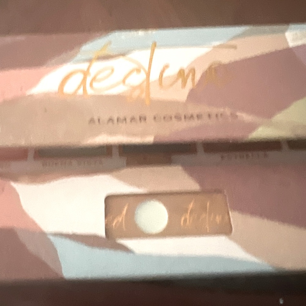 Alamar cosmetics Destino eye shadow palate